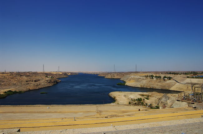 午後12時30分。アスワンハイダム着。<br /><br />ダムというより、川のど真ん中に山があるって感じ。<br /><br />こちらは下流方向です。 
