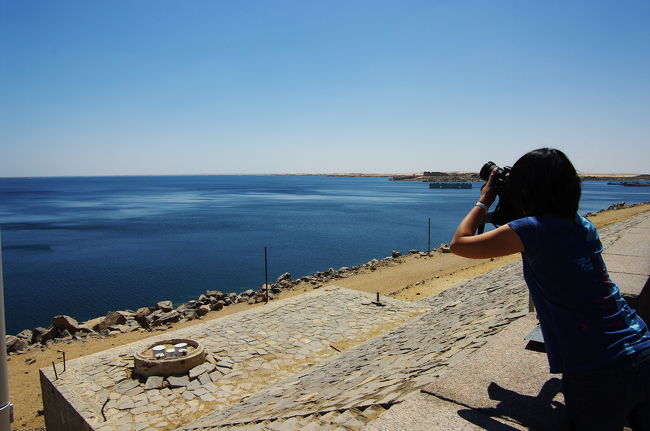 こちらが上流方向。つまりナセル湖。<br /><br />写っているのは旅で仲良くなったご夫婦の奥さんです。