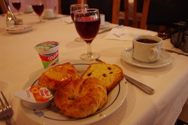 今日の朝食は、ネフェルタリ・ホテルにて。<br /><br />やっぱり、パンがうまい。<br /><br />そして、ここのハイビスカスジュースは美味しかった。 