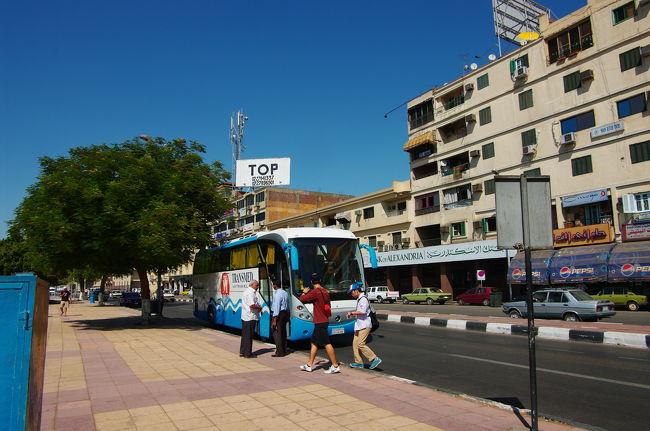 アスワンの町並みは他の都市と比べて近代的できれいです。さすがダムで栄えた町。<br /><br />これからフィラエ島にある、イシス神殿に向かいます。