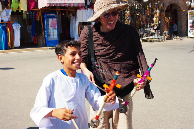 イシス神殿へは船で向かいます。<br /><br />その船着き場で、楽器売りのワンダーラーっ子と記念撮影。一緒に写っているのは友人Ａ。この楽器、なかなかいい音がするので、記念に買ってしまいましたｗ