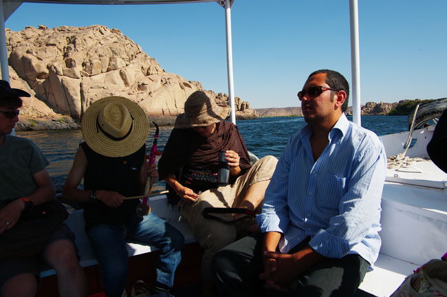 イシス神殿に向かう船中にて。<br /><br />友人ＡとＢ、それにガイドのいくらちゃん(笑) 