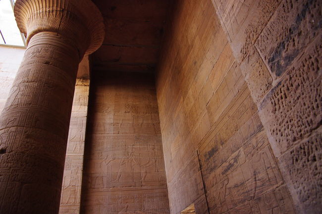 イシス神殿内部の柱とレリーフ。 