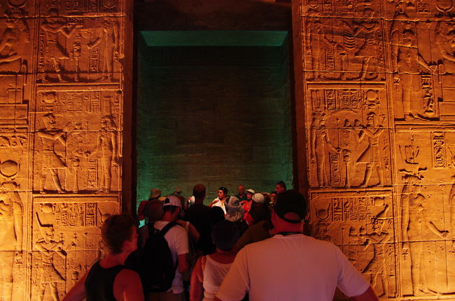 光の届かない内部は、ライトアップされていて幻想的な空間です。