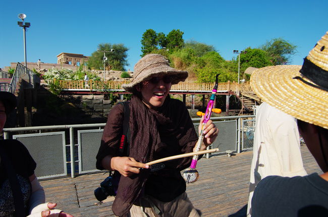 見学が終わり、船着場で迎えの船を待つも、なかなか来ないので、さっき買った楽器で歌い出す友人Ａ。