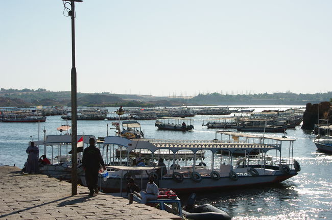 戻ってきました、アスワン側の船着き場。<br /><br />船、船、船。