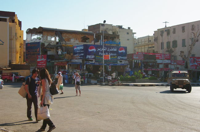 午後4時過ぎ。<br /><br />イシス神殿観光も終わり、アスワン駅にやってきました。<br /><br />駅前のロータリーです。