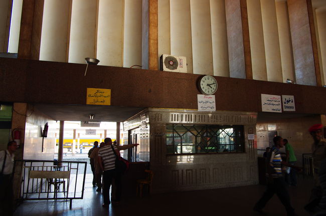 アスワン駅の改札。<br /><br />もちろん、自動改札などありません。<br /><br />・・・ってかそもそも改札する気がない。<br /><br />エジプトの線路は、人が歩くところです（笑）