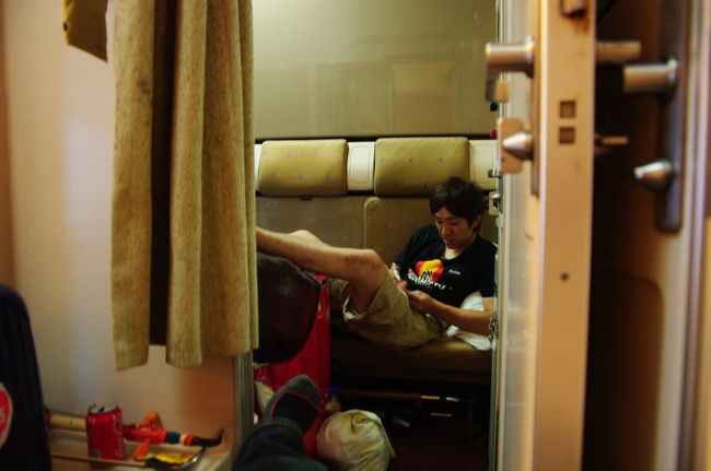 1等車は2人部屋ですが、僕らのように4人の場合は、2つの部屋をつなげて使えます。