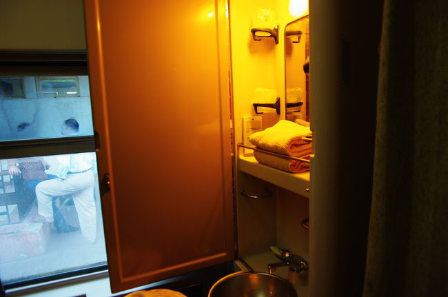 各部屋には洗面台もあります。<br /><br />シェーバー用のコンセントもありましたが、電圧が安定してませんでした。