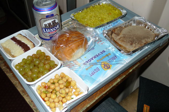 ナイルエクスプレスの夕食。<br /><br />どこからか、メインディッシュはラクダの肉だという噂が。チャーシューとは違い、パサパサです。<br /><br />味は、正直、あまりおいしくはなかったです。<br /><br />大韓航空の機内でもらったコチュジャンをとっておいて正解でした。お肉につけると、たちまち韓国風おつまみに早変わり（笑）