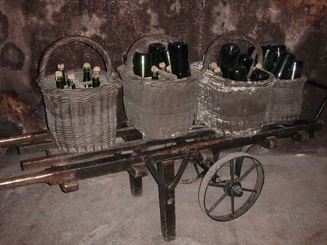 かごにのっている瓶たち。