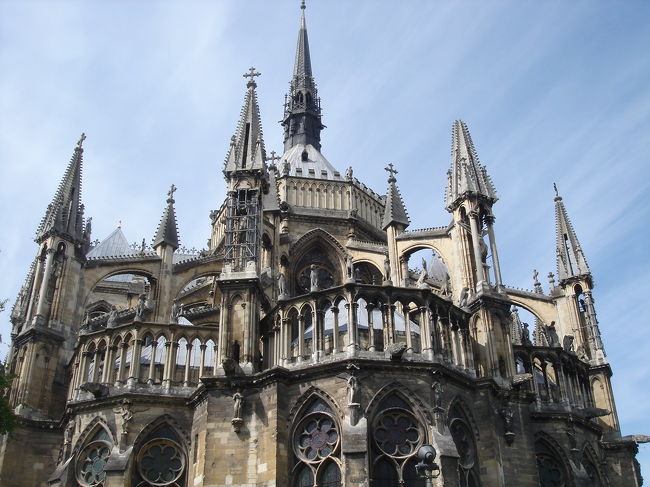 んでMum社のあとはランスの大聖堂へ。<br />天気がよくて気持ちがいい☆<br /><br />またまた立派な聖堂です。