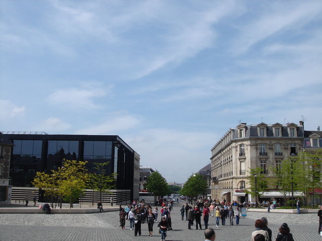 大聖堂を背中に街並みの写真。<br />のどかです。