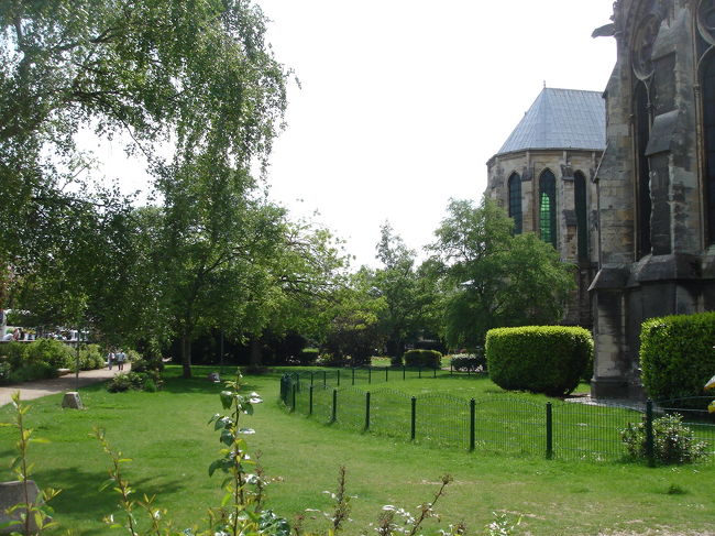 大聖堂の裏。<br />新緑がまぶしい。