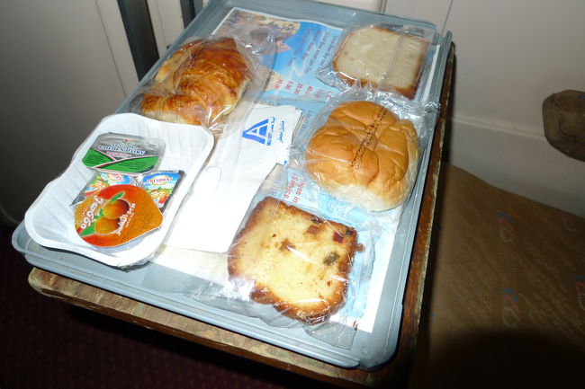 ギザ到着約30分前の午前6時。朝食。<br /><br />ぱんだらけ〜