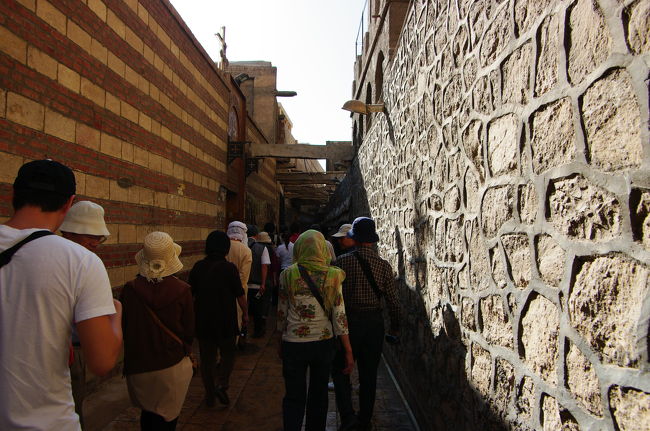 まず向かうのは、聖セルギウス教会。<br /><br />オールドカイロの路地をひた歩きます。