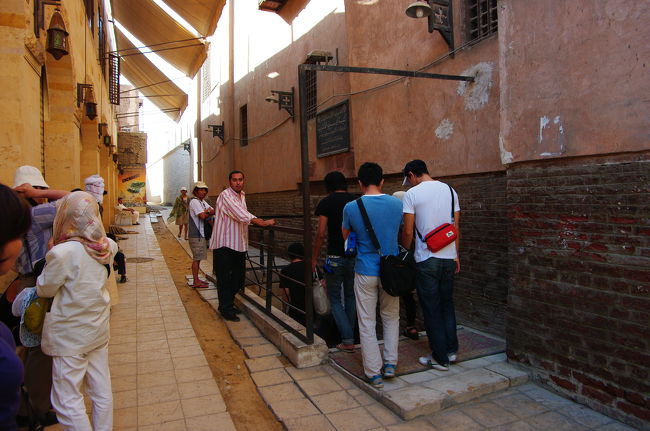 聖セルギウス教会に到着。<br /><br />昔は、隠れて崇拝していたので、こんな入り組んだ目立たないところに入口があります。もちろん、現在のエジプトは宗教選択は自由なので、堂々と入れます。<br /><br />中はそれほど広くないので、我々一行は10人ずつ入らせてもらいました。