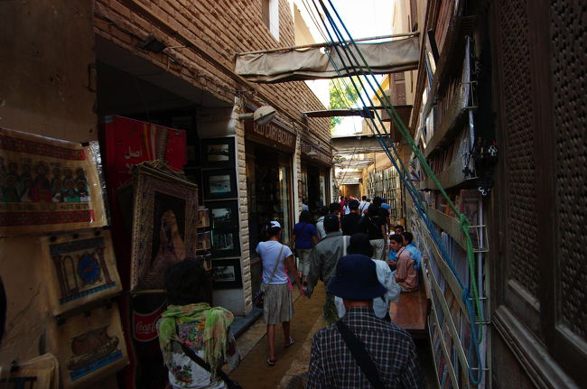オールドカイロの路地には、いろいろな店も並んでいます。<br /><br />所狭しと並んでいるのは、土産物のパンフレットや、昔のカイロの写真などです。