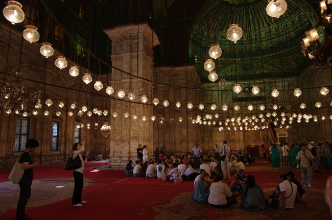 モハメド・アリ・モスクの内部。<br /><br />入場時は靴を脱ぎ、女性で肌の露出の多い人は、入口で配られるビニールを纏います。