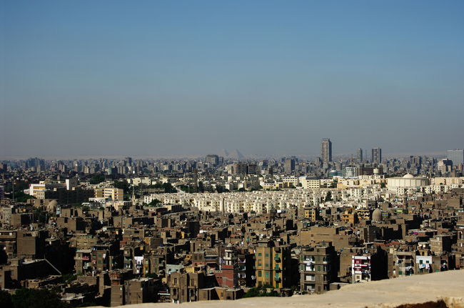 モハメド・アリ・モスクからは、カイロ市内が一望できます！<br /><br />遠くに、ギザのピラミッドが見えるの、わかりますか？