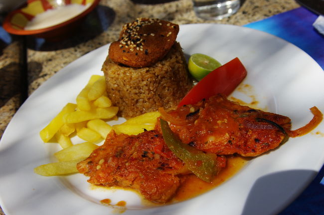 こちらはメインディッシュ。<br /><br />これをはさんでもいいのかも？　まあ、食べ方は人それぞれ。