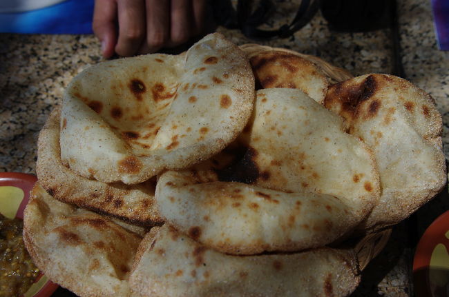 今日の昼食はターメイヤ。<br />これにいろいろはさんで食べます！
