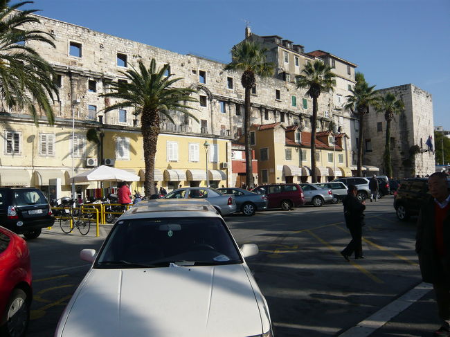 スプリットに到着。大変な人ごみです。<br /><br />皆さん、カフェでくつろいでます。