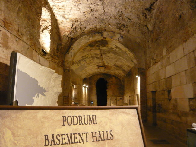 ディオクレティアヌス宮殿へ入場。