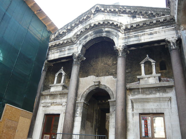 ディオクレティアヌス宮殿の門前で一枚。<br /><br />歴史を感じます。