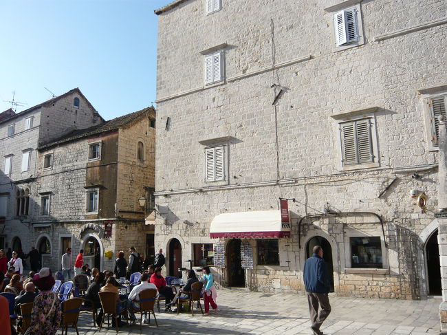 スプリットを後にして、、トロギールヘ到着で翌日、現地のツアーで散策します。