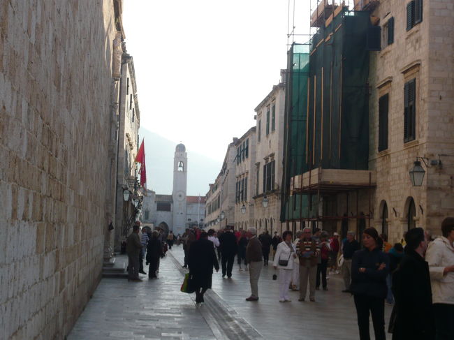 ドヴロヴニク旧市街内、散策スタート。<br /><br />沢山の人で、にぎわっています。