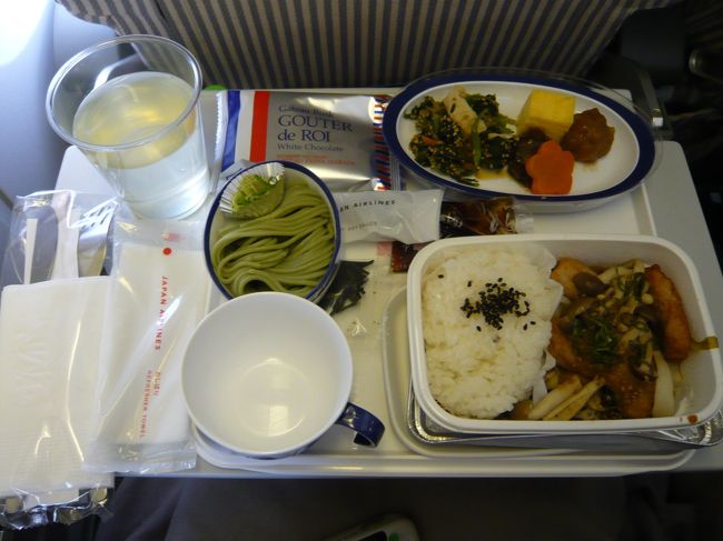 豚とシメジの中華風炒め（勝手に命名）<br />ホウレンソウのおひたし<br />玉子焼き<br />肉団子<br />有名な、なんとかハラダのラスク！！<br />やった〜♪<br />これ、食べたこともあるけど、名前をよく知らない。<br />おいしくて好きなので、あとで食べようと思って持って帰って来ました！