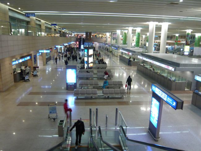 リニアに乗るので、２階へ↑↑<br />新しい、キレイな空港です。