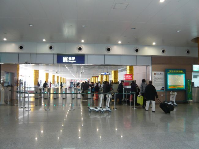 Ｍａｇｌｅｖ（リニア）の改札。<br />改札の右側に切符を売っている窓口があります。<br />