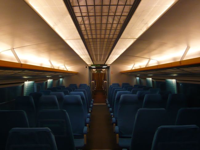 いい席は前の方にあって、自由席も改札に近いところから埋まっていくので、後ろの方はガラガラ〜。<br />