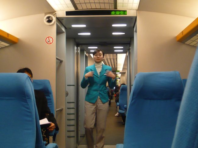 きれいなブルーの制服です！<br />車掌さん？っていうより、係の人っていう感じでした。