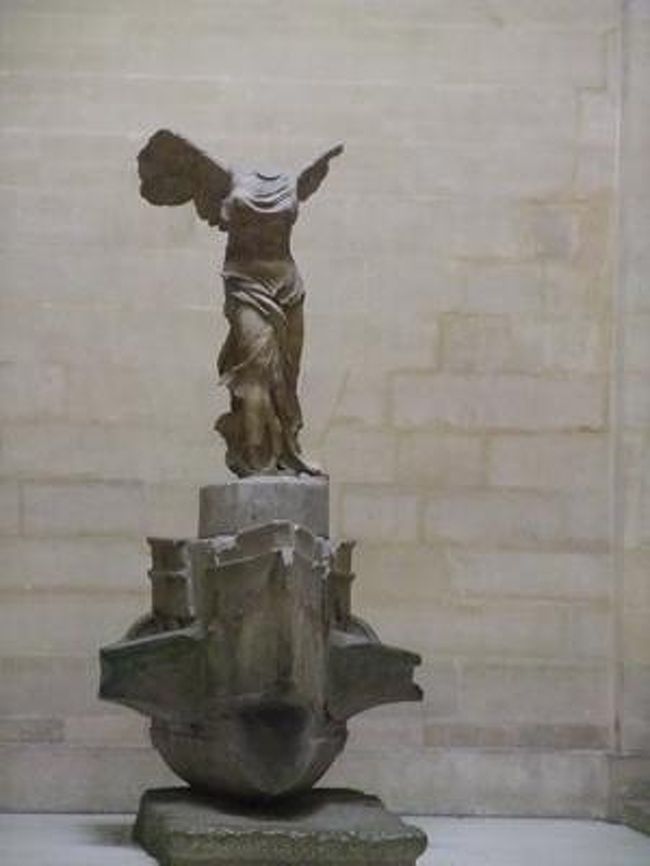 さらにニケ。<br /><br /><br /><br />なんでかニケの写真しか撮ってない。<br /><br /><br />きれいと思ったから。<br /><br /><br />ルーブルは年代に沿って美術品を見れるので<br />あー。時が経つとそういうふうになってくのね。<br />ということがよくわかる。<br />ニケの他もいろいろよいものありました。<br /><br />