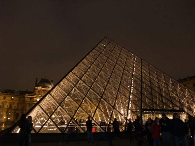 結局閉館時間までたっぷり見てしまった。<br /><br />もう10時だからごはんどうしよう・・・・<br /><br /><br />今日パリにきたばかりで、まだどんなもんかよくわかってないし、カフェにひとりでこの時間入るのもちょっと。。。<br /><br />ということで、この後ガイドブックに夜まで店やってる。と書いてあったシャンゼリゼに出かけてみました。ファーストフード系も開いてたし、スーパー（モノプリ）もやってるので、超たすかった！！