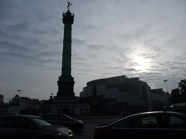 朝のバスティーユ。<br /><br />オペラ座逆光。