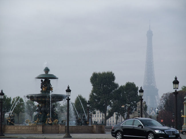 コンコルド広場。<br /><br /><br /><br />あら！エッフェル塔が見える。<br /><br />とってもすごくパリっぽい！！！<br /><br />なんか満足。どういう理由かはわからないのがすごいパリ。