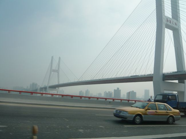 リニアの駅からは車で移動<br />大きい橋を渡って、高層ビル群が見えて、上海だ！！