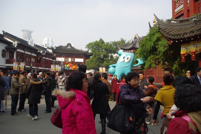 土曜日だから、すごい人！！<br />スリに注意です！！！<br />豫園商城の建物と、バックに見える高層ビルがおもしろい！