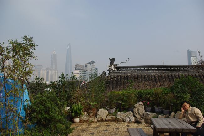 ツアーについてたお茶屋さん訪問。<br />豫園商城内のお店で、建物の上にあって、屋上からの景色がすごくイイ！<br />豫園商城の人の多さにちょっと疲れ気味だったので、ホッとできました。