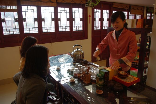お茶の試飲。<br />ウーロン茶<br />ジャスミンティー<br />プーアール茶？だっけ？<br />体にいい、苦い若い緑茶？だっけ？<br />などなど、いろんなお茶を説明しながら試飲させてくれます。