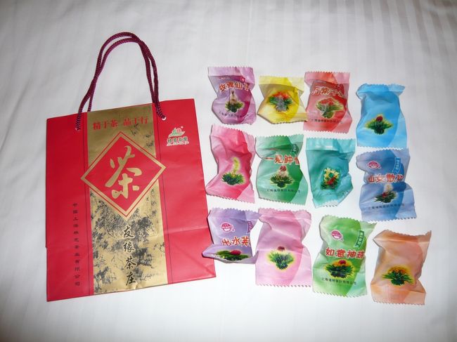 違うお店で買った、ジャスミンティーの工芸茶。<br />お湯ＯＫのガラスの急須やコップに入れて、お湯を注ぐとお花が開くやつです！！<br />どんな感じになるか袋に写真があって分かりやすいし、個別包装なので、バラマキ土産に便利！<br />１つ７元<br />お値段少しプラスで見栄えのいい、箱入りもありました。