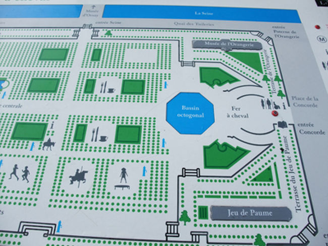 チュイルリー公園入口。<br />オランジュリー美術館までの地図確認中。<br /><br /><br /><br />・・・すぐそこだから迷うわけないじゃん。