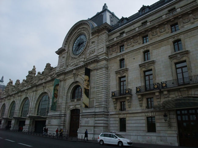 オルセー終わって、外観撮影。<br /><br /><br />いい絵たくさん！<br />すごく楽しかった！！<br /><br />画集とか教科書とかで見た絵いっぱい。だけど本物見に来る価値はすごいある。