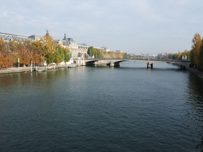 天気よいので、セーヌ川沿いを散歩。