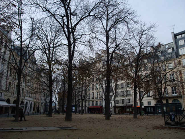 シテ島にある広場。<br /><br />手持ちの地図に、時間がとまったようなところ。<br />と書いてあるけど、本当に静か。<br />建物は昔のままなのかなー。